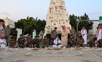 محافظ الطائف يشارك قادة القطاعات الأمنية الافطار الرمضاني في ميدان “باب الحزم”
