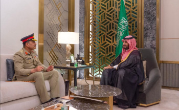 ولي العهد يستقبل قائد الجيش الباكستاني ويستعرض معه أوجه العلاقات الثنائية بين البلدين