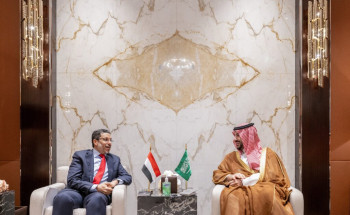 بتوجيه من القيادة.. وزير الدفاع يلتقي رئيس مجلس الوزراء اليمني