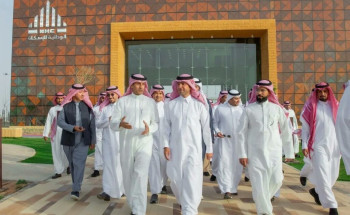 وزير الشؤون البلدية والقروية والإسكان يفتتح مركز المبيعات وقرية العرض بضاحية الفرسان