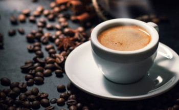 “عش بصحة”: الكافيين والمشروبات الغازية تسبّب الصداع خلال فترة الصيام