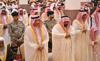 أمير منطقة جازان ونائبه يؤديان صلاة عيد الفطر المبارك