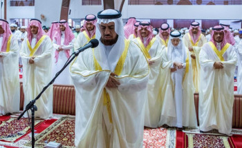 أمير المنطقة الشرقية يؤدي صلاة عيد الفطر المبارك