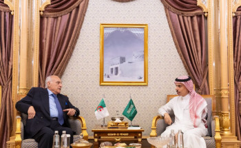 سمو وزير الخارجية يلتقي وزير خارجية الجزائر