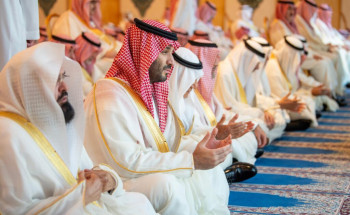 ولي العهد يؤدي صلاة عيد الفطر المبارك مع جموع المصلين في المسجد الحرام