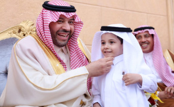 الأمير فيصل بن خالد بن سلطان يشارك سكان أحد أحياء مدينة عرعر معايدتهم بعيد الفطر المبارك