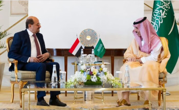 وزير الخارجية يبحث مع نظيره اليمني أوجه العلاقات الثنائية بين البلدين