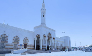 توزيع أساور تعريفية للإطفال في جامع سيد الشهداء بالمدينة