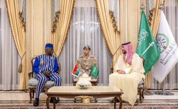 وزير الدفاع يلتقي وزير الدفاع والمحاربين القدامى البوركيني