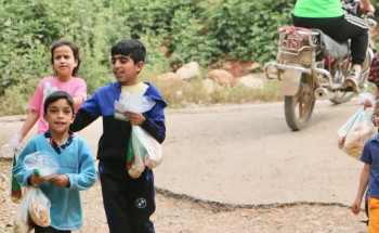 مركز الملك سلمان للإغاثة يوزع 150 ألف ربطة خبز للأسر اللاجئة بشمال لبنان