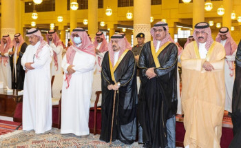 أمير منطقة الرياض يؤدي صلاة الميت على الأميرة منيرة بنت محمد بن تركي بن عبدالعزيز بن تركي آل سعود رحمها الله