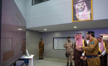 الأمير عبدالعزيز بن سعود يتابع سير العمل في مركز القيادة والتحكم التابع للدفاع المدني بمشعر منى