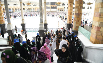 “فتيات الكشافة” يساهمن مع قوة أمن الحرم المكي في إدارة الحشود