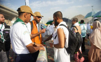 “الإرشاد الإلكتروني والمتجول” يختصر عملية إرشاد الحجاج في منى