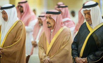 أمير الرياض يؤدّي صلاة الميت على والدة الأمير منصور بن سعود ووالدة الأمير خالد بن عبدالله