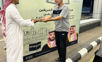“الشؤون الإسلامية” بالجوف توزع هدية خادم الحرمين على الحجاج المغادرين عبر منفذ الحديثة