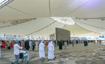 ضيوف خادم الحرمين يغادرون منى بعد رمي الجمرات في ثاني أيام التشريق