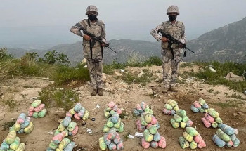 “حرس الحدود” يحبط تهريب كميات كبيرة من القات والحشيش في جازان وعسير.. هنا تفاصيلها