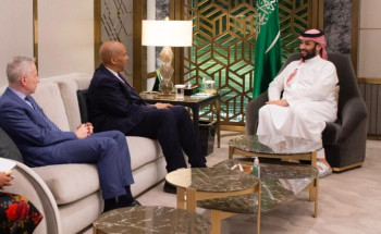 سمو ولي العهد يستقبل عضو الحزب الديمقراطي عن ولاية نيوجيرسي بمجلس الشيوخ الأمريكي