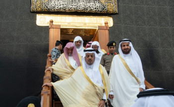 نيابة عن خادم الحرمين الشريفين.. نائب أمير منطقة مكة المكرمة يتشرف بغسل الكعبة المشرفة