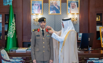 محافظ الأحساء يُقلّد قائد دوريات الأمن بالمحافظة رتبته الجديدة