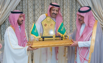 أمير الباحة يكرم “مشارى بن سعود” لجهوده في تأسيس جائزة المنطقة للإبداع والتميز