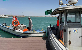 حرس الحدود بمنطقة المدينة المنورة يُنقذ مقيمًا تعطلت واسطته البحرية في عرض البحر