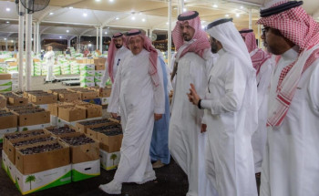 أمير منطقة المدينة المنورة يتفقد مقر مزادات السوق المركزي للتمور في المنطقة