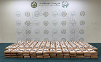 مخبأة داخل شحنة فاكهة الموز.. “مكافحة المخدرات” تحبط محاولة تهريب (236) كيلوجرًاما من مادة الكوكايين المخدر بمحافظة رابغ