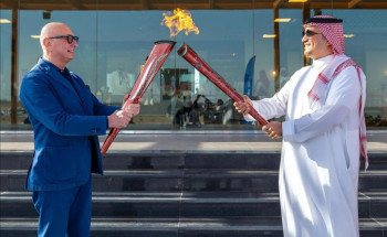 الأمير فهد بن جلوي يتسلم شعلة “الألعاب السعودية 2024” في زيارتها لميدان الهجن