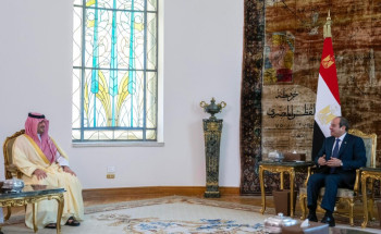بتوجيه من القيادة.. الأمير عبدالعزيز بن سعود يلتقي رئيس جمهورية مصر العربية