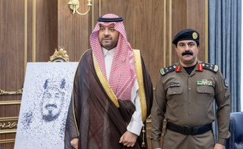 أمير منطقة الحدود الشمالية يُقلد قائد أمن الإمارة رتبته الجديدة
