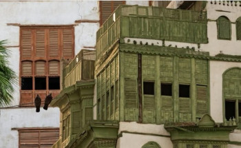 من فعاليات اليوم الوطني بجدة التاريخية.. الزوار يتعرفون على مكتشفات أثرية نادرة