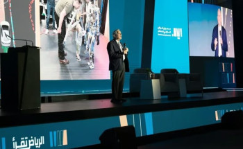 معرض الكتاب بالرياض.. كاتب أمريكي يُشيد بريادة المملكة في ابتكارات الطاقة المتجددة