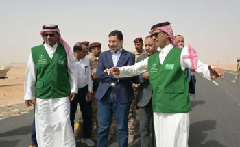 ينفذها البرنامج السعودي.. “بن مبارك” يطلّع على أعمال مشروعي إعادة تأهيل “طريق العبر” و”منفذ الوديعة”