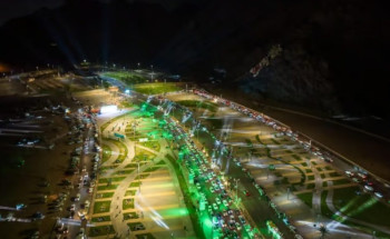 حائل.. عروض الضوء على الجبال تجذب آلاف الزوار في فعاليات اليوم الوطني الـ94 بمتنزه السلام