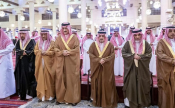 أمير منطقة الرياض يؤدي صلاة الميت على صاحب السمو الأمير فرحان بن عبدالعزيز بن سعود آل فرحان
