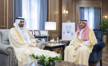 أمير الحدود الشمالية يستقبل وزير الموارد البشرية ويبحث إطلاق عدد من المبادرات التنموية