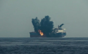 “الحوثي” يعلن استهداف ناقلة نفط بريطانية بزورق مسير في البحر الأحمر