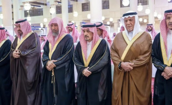 أمير الرياض يؤدي صلاة الميت على سلطان بن محمد بن عبدالعزيز آل سعود بن فيصل آل سعود