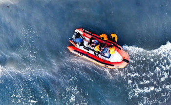 حرس الحدود بمنطقة جازان ينقذ مواطنًا وطفلتيه من الغرق أثناء ممارسة السباحة في أماكن محظورة