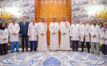 سمو ولي العهد يستقبل فريق التخصصي الطبي المنفذ لأول عملية زراعة قلب باستخدام الروبوت في العالم