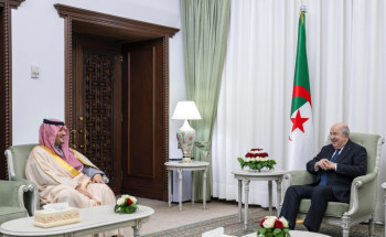 بناءً على توجيه سمو ولي العهد .. الأمير عبدالعزيز بن سعود يلتقي رئيس الجمهورية الجزائرية الديمقراطية الشعبية.