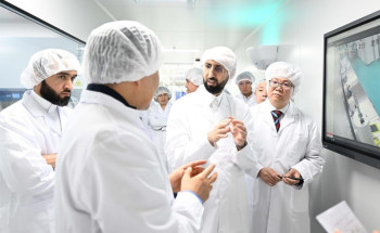 رئيس “هيئة الغذاء والدواء” يطّلع على تقنيات تصنيع الأدوية الحيوية والجينية في تيانجين الصينية