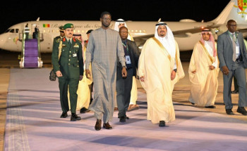 رئيس جمهورية السنغال يصل إلى الرياض وفي مقدمة مستقبليه نائب أمير المنطقة