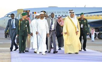 رئيس جمهورية تشاد يصل إلى الرياض وفي مقدمة مستقبليه نائب أمير المنطقة
