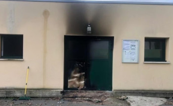 اعتداء عنصري.. مجهولون يضرمون النار ببوابة مسجد في فرنسا والشرطة تحقق