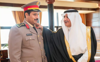 أمير تبوك يُقلّد مدير التحريات الإدارية بالمنطقة رتبة “عميد”