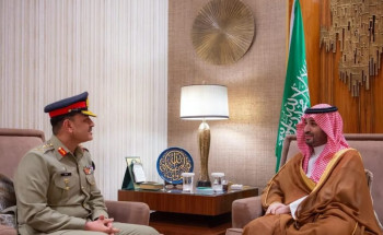 ولي العهد يستقبل قائد الجيش الباكستاني ويبحثان تطوير العلاقات الثنائية خاصة في المجال العسكري