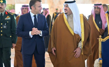 الرئيس الفرنسي يغادر الرياض وفي مقدمة مودعيه نائب أمير المنطقة